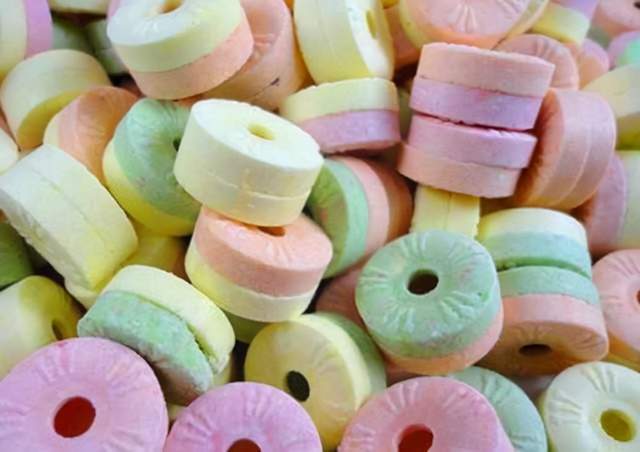 口哨糖的甜響與咖啡的醇香 童年與成年的味覺(jué)對(duì)話